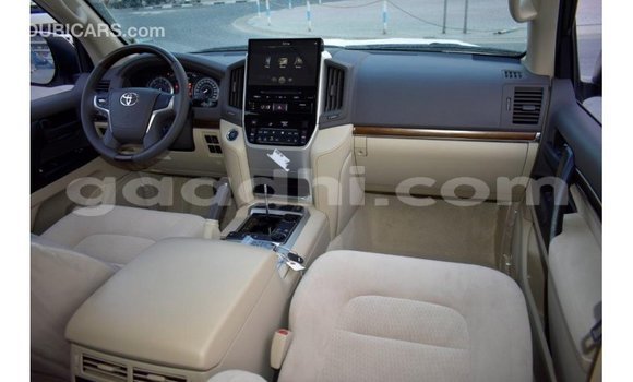 Imported Toyota Land Cruiser White Makiinaa iti Import - Dubai keessatti Somalia keessatti Imported Toyota Land Cruiser White Makiinaa iti Import - Dubai keessatti Somalia keessatti