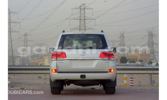 Imported Toyota Land Cruiser White Makiinaa iti Import - Dubai keessatti Somalia keessatti Imported Toyota Land Cruiser White Makiinaa iti Import - Dubai keessatti Somalia keessatti