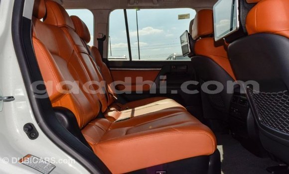 Imported Toyota Land Cruiser White Makiinaa iti Import - Dubai keessatti Somalia keessatti Imported Toyota Land Cruiser White Makiinaa iti Import - Dubai keessatti Somalia keessatti