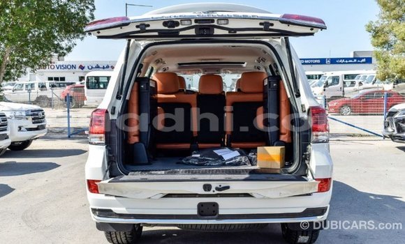 Imported Toyota Land Cruiser White Makiinaa iti Import - Dubai keessatti Somalia keessatti Imported Toyota Land Cruiser White Makiinaa iti Import - Dubai keessatti Somalia keessatti