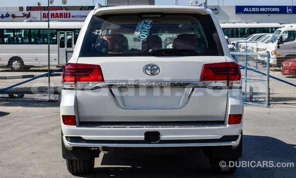 Imported Toyota Land Cruiser White Makiinaa iti Import - Dubai keessatti Somalia keessatti Imported Toyota Land Cruiser White Makiinaa iti Import - Dubai keessatti Somalia keessatti