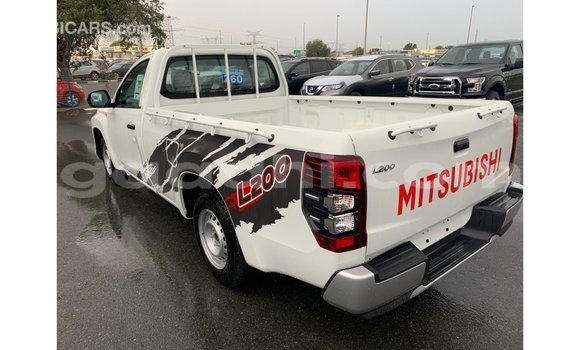 Imported Mitsubishi L200 White Makiinaa iti Import - Dubai keessatti Somalia keessatti Imported Mitsubishi L200 White Makiinaa iti Import - Dubai keessatti Somalia keessatti
