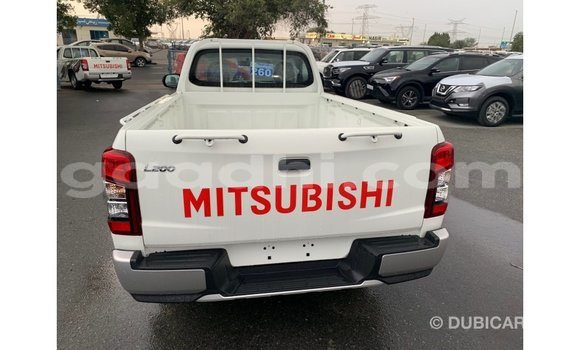Imported Mitsubishi L200 White Makiinaa iti Import - Dubai keessatti Somalia keessatti Imported Mitsubishi L200 White Makiinaa iti Import - Dubai keessatti Somalia keessatti