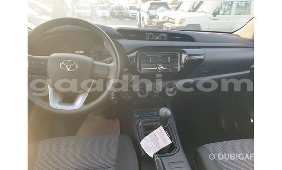 Acheter Import Voiture Toyota Hilux Noir à Import - Dubai, Somalie Acheter Import Voiture Toyota Hilux Noir à Import - Dubai, Somalie