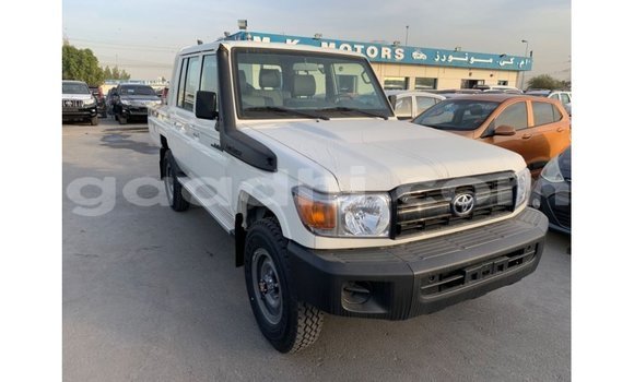 Imported Toyota Land Cruiser White Makiinaa iti Import - Dubai keessatti Somalia keessatti Imported Toyota Land Cruiser White Makiinaa iti Import - Dubai keessatti Somalia keessatti