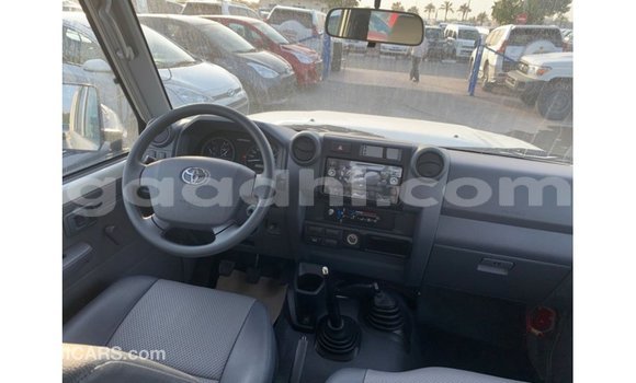 Imported Toyota Land Cruiser White Makiinaa iti Import - Dubai keessatti Somalia keessatti Imported Toyota Land Cruiser White Makiinaa iti Import - Dubai keessatti Somalia keessatti