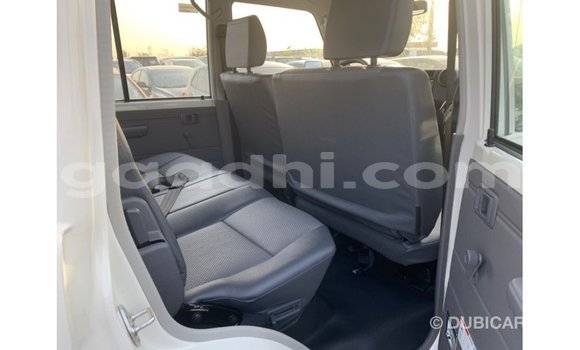 Imported Toyota Land Cruiser White Makiinaa iti Import - Dubai keessatti Somalia keessatti Imported Toyota Land Cruiser White Makiinaa iti Import - Dubai keessatti Somalia keessatti