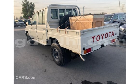 Imported Toyota Land Cruiser White Makiinaa iti Import - Dubai keessatti Somalia keessatti Imported Toyota Land Cruiser White Makiinaa iti Import - Dubai keessatti Somalia keessatti