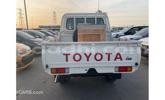 Imported Toyota Land Cruiser White Makiinaa iti Import - Dubai keessatti Somalia keessatti Imported Toyota Land Cruiser White Makiinaa iti Import - Dubai keessatti Somalia keessatti