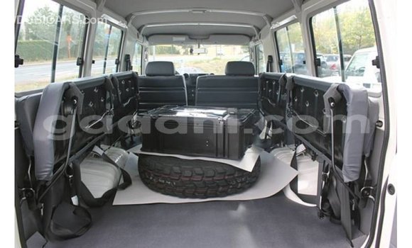 Imported Toyota Land Cruiser White Makiinaa iti Import - Dubai keessatti Somalia keessatti Imported Toyota Land Cruiser White Makiinaa iti Import - Dubai keessatti Somalia keessatti