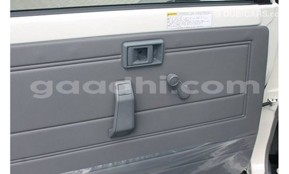 Imported Toyota Land Cruiser White Makiinaa iti Import - Dubai keessatti Somalia keessatti Imported Toyota Land Cruiser White Makiinaa iti Import - Dubai keessatti Somalia keessatti