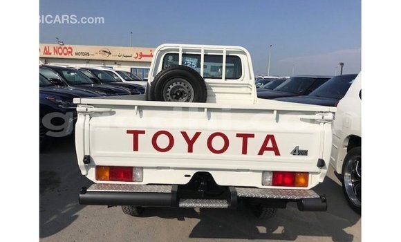 ይግዙ Imported Toyota Land Cruiser ነጭ መኪና በ Import - Dubai በ ሶማሊያ ይግዙ Imported Toyota Land Cruiser ነጭ መኪና በ Import - Dubai በ ሶማሊያ
