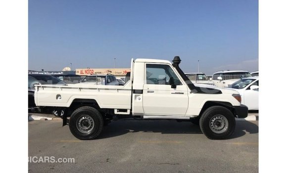 ይግዙ Imported Toyota Land Cruiser ነጭ መኪና በ Import - Dubai በ ሶማሊያ ይግዙ Imported Toyota Land Cruiser ነጭ መኪና በ Import - Dubai በ ሶማሊያ