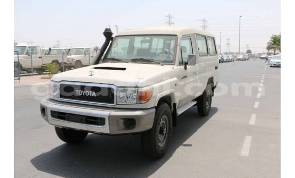 Nunua Imported Toyota Land Cruiser Nyeupe Gari ndani ya Import - Dubai nchini Somalia Nunua Imported Toyota Land Cruiser Nyeupe Gari ndani ya Import - Dubai nchini Somalia