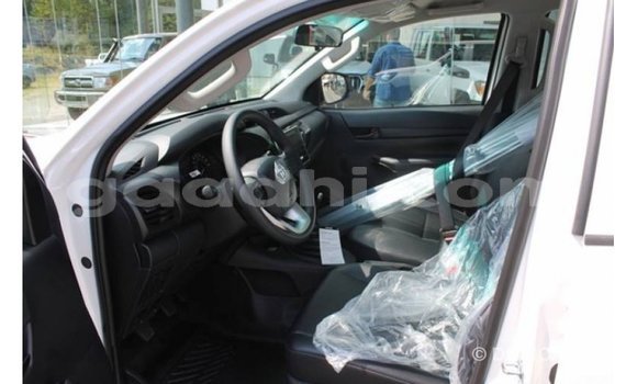 Imported Toyota Hilux White Makiinaa iti Import - Dubai keessatti Somalia keessatti Imported Toyota Hilux White Makiinaa iti Import - Dubai keessatti Somalia keessatti