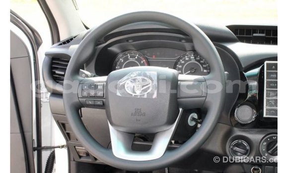 Imported Toyota Hilux White Makiinaa iti Import - Dubai keessatti Somalia keessatti Imported Toyota Hilux White Makiinaa iti Import - Dubai keessatti Somalia keessatti