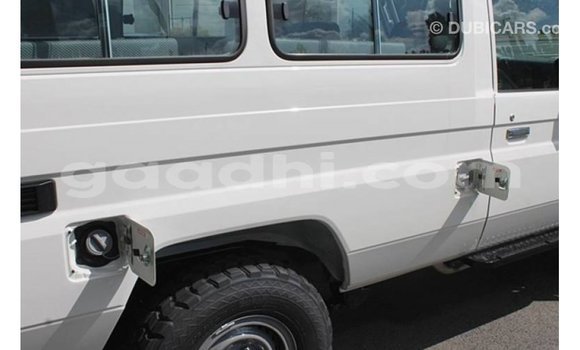 Nunua Imported Toyota Land Cruiser Nyeupe Gari ndani ya Import - Dubai nchini Somalia Nunua Imported Toyota Land Cruiser Nyeupe Gari ndani ya Import - Dubai nchini Somalia