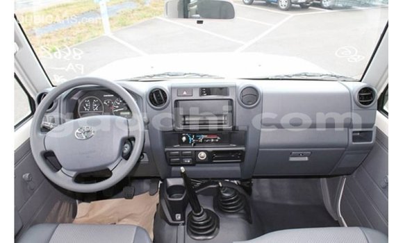 Nunua Imported Toyota Land Cruiser Nyeupe Gari ndani ya Import - Dubai nchini Somalia Nunua Imported Toyota Land Cruiser Nyeupe Gari ndani ya Import - Dubai nchini Somalia