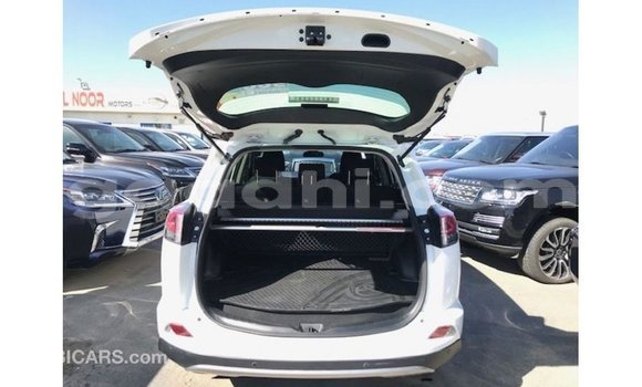 ይግዙ Imported Toyota HiAce ነጭ የጭነት መኪና በ Import - Dubai በ ሶማሊያ ይግዙ Imported Toyota HiAce ነጭ የጭነት መኪና በ Import - Dubai በ ሶማሊያ