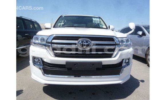 ይግዙ Imported Toyota Land Cruiser ነጭ መኪና በ Import - Dubai በ ሶማሊያ ይግዙ Imported Toyota Land Cruiser ነጭ መኪና በ Import - Dubai በ ሶማሊያ