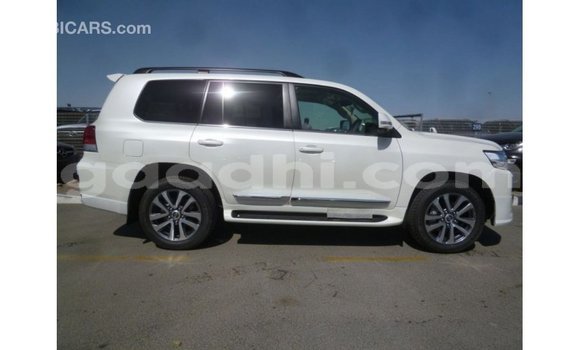 ይግዙ Imported Toyota Land Cruiser ነጭ መኪና በ Import - Dubai በ ሶማሊያ ይግዙ Imported Toyota Land Cruiser ነጭ መኪና በ Import - Dubai በ ሶማሊያ