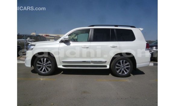 ይግዙ Imported Toyota Land Cruiser ነጭ መኪና በ Import - Dubai በ ሶማሊያ ይግዙ Imported Toyota Land Cruiser ነጭ መኪና በ Import - Dubai በ ሶማሊያ