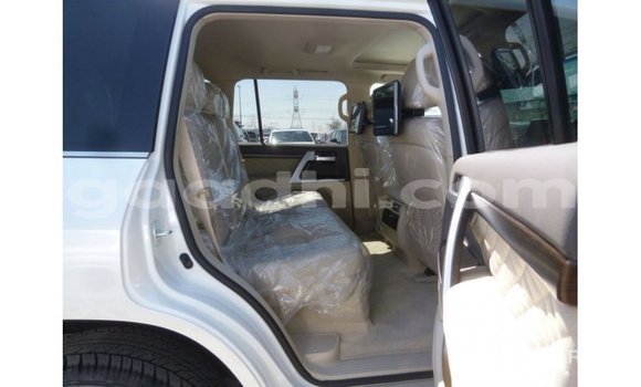 ይግዙ Imported Toyota Land Cruiser ነጭ መኪና በ Import - Dubai በ ሶማሊያ ይግዙ Imported Toyota Land Cruiser ነጭ መኪና በ Import - Dubai በ ሶማሊያ