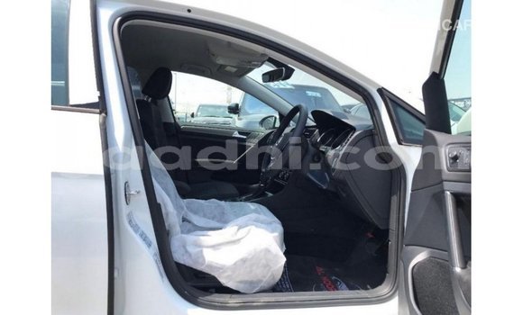 Acheter Import Voiture Volkswagen Golf Blanc à Import - Dubai, Somalie Acheter Import Voiture Volkswagen Golf Blanc à Import - Dubai, Somalie