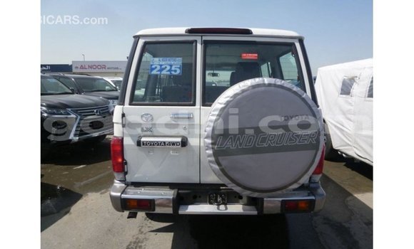 Acheter Import Voiture Toyota Land Cruiser Blanc à Import - Dubai, Somalie Acheter Import Voiture Toyota Land Cruiser Blanc à Import - Dubai, Somalie
