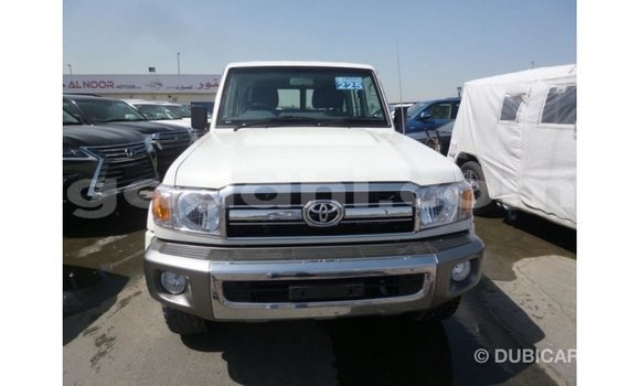 Acheter Import Voiture Toyota Land Cruiser Blanc à Import - Dubai, Somalie Acheter Import Voiture Toyota Land Cruiser Blanc à Import - Dubai, Somalie