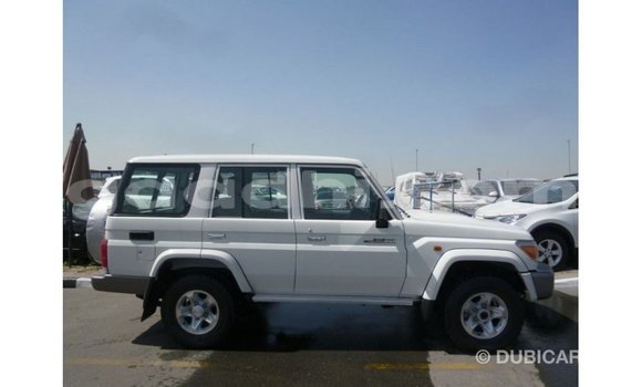 Acheter Import Voiture Toyota Land Cruiser Blanc à Import - Dubai, Somalie Acheter Import Voiture Toyota Land Cruiser Blanc à Import - Dubai, Somalie