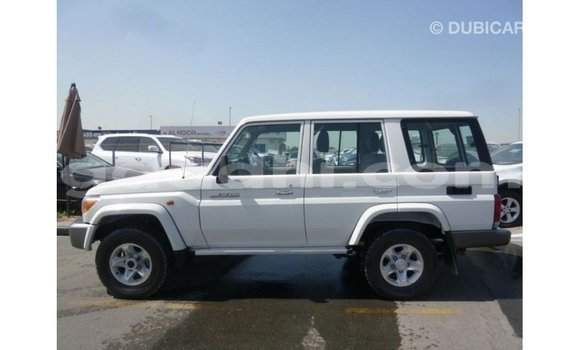 Acheter Import Voiture Toyota Land Cruiser Blanc à Import - Dubai, Somalie Acheter Import Voiture Toyota Land Cruiser Blanc à Import - Dubai, Somalie