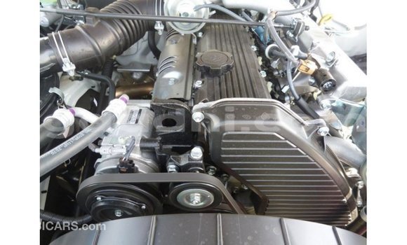 Acheter Import Voiture Toyota Land Cruiser Blanc à Import - Dubai, Somalie Acheter Import Voiture Toyota Land Cruiser Blanc à Import - Dubai, Somalie