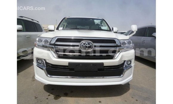 Acheter Import Voiture Toyota Land Cruiser Blanc à Import - Dubai, Somalie Acheter Import Voiture Toyota Land Cruiser Blanc à Import - Dubai, Somalie