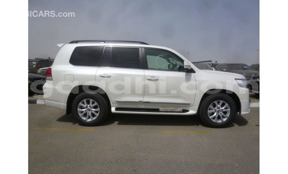 Acheter Import Voiture Toyota Land Cruiser Blanc à Import - Dubai, Somalie Acheter Import Voiture Toyota Land Cruiser Blanc à Import - Dubai, Somalie