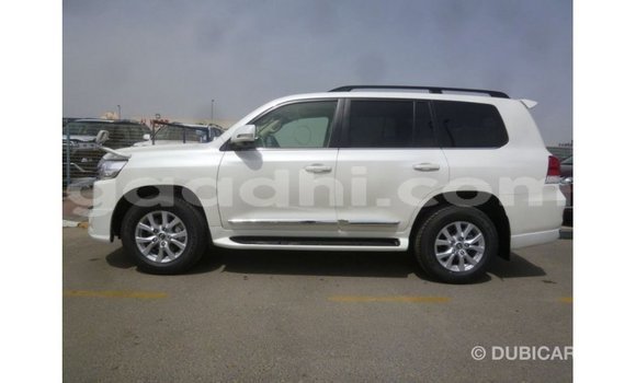 Acheter Import Voiture Toyota Land Cruiser Blanc à Import - Dubai, Somalie Acheter Import Voiture Toyota Land Cruiser Blanc à Import - Dubai, Somalie