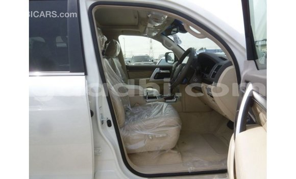 Acheter Import Voiture Toyota Land Cruiser Blanc à Import - Dubai, Somalie Acheter Import Voiture Toyota Land Cruiser Blanc à Import - Dubai, Somalie