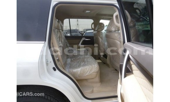 Acheter Import Voiture Toyota Land Cruiser Blanc à Import - Dubai, Somalie Acheter Import Voiture Toyota Land Cruiser Blanc à Import - Dubai, Somalie