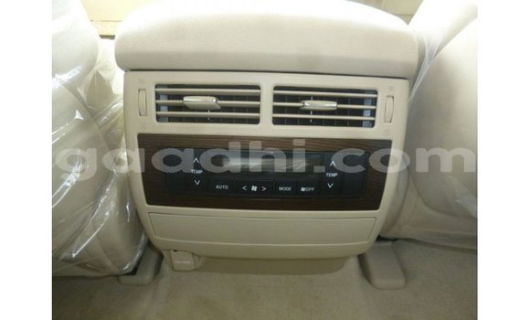 Acheter Import Voiture Toyota Land Cruiser Blanc à Import - Dubai, Somalie Acheter Import Voiture Toyota Land Cruiser Blanc à Import - Dubai, Somalie