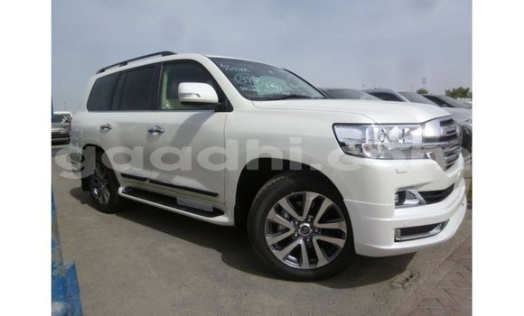 Acheter Import Voiture Toyota Land Cruiser Blanc à Import - Dubai, Somalie Acheter Import Voiture Toyota Land Cruiser Blanc à Import - Dubai, Somalie