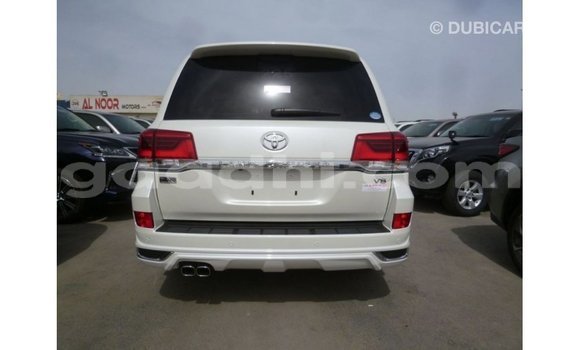 Acheter Import Voiture Toyota Land Cruiser Blanc à Import - Dubai, Somalie Acheter Import Voiture Toyota Land Cruiser Blanc à Import - Dubai, Somalie