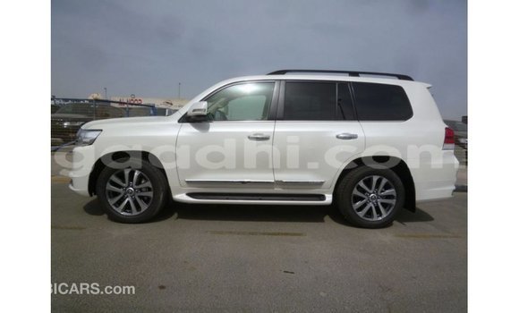 Acheter Import Voiture Toyota Land Cruiser Blanc à Import - Dubai, Somalie Acheter Import Voiture Toyota Land Cruiser Blanc à Import - Dubai, Somalie