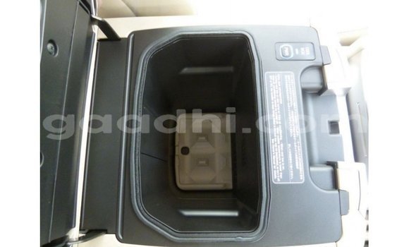 Acheter Import Voiture Toyota Land Cruiser Blanc à Import - Dubai, Somalie Acheter Import Voiture Toyota Land Cruiser Blanc à Import - Dubai, Somalie