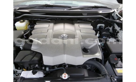 Acheter Import Voiture Toyota Land Cruiser Blanc à Import - Dubai, Somalie Acheter Import Voiture Toyota Land Cruiser Blanc à Import - Dubai, Somalie