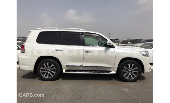 Acheter Import Voiture Toyota Land Cruiser Blanc à Import - Dubai, Somalie Acheter Import Voiture Toyota Land Cruiser Blanc à Import - Dubai, Somalie