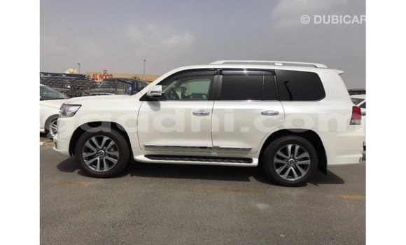 Acheter Import Voiture Toyota Land Cruiser Blanc à Import - Dubai, Somalie Acheter Import Voiture Toyota Land Cruiser Blanc à Import - Dubai, Somalie