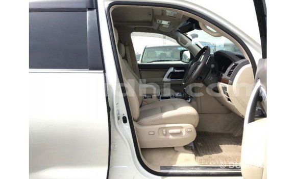 Acheter Import Voiture Toyota Land Cruiser Blanc à Import - Dubai, Somalie Acheter Import Voiture Toyota Land Cruiser Blanc à Import - Dubai, Somalie