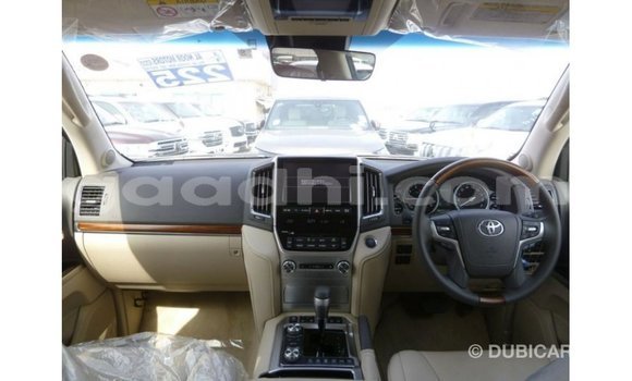 Acheter Import Voiture Toyota Land Cruiser Blanc à Import - Dubai, Somalie Acheter Import Voiture Toyota Land Cruiser Blanc à Import - Dubai, Somalie