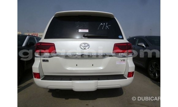 Acheter Import Voiture Toyota Land Cruiser Blanc à Import - Dubai, Somalie Acheter Import Voiture Toyota Land Cruiser Blanc à Import - Dubai, Somalie