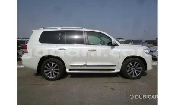 Acheter Import Voiture Toyota Land Cruiser Blanc à Import - Dubai, Somalie Acheter Import Voiture Toyota Land Cruiser Blanc à Import - Dubai, Somalie